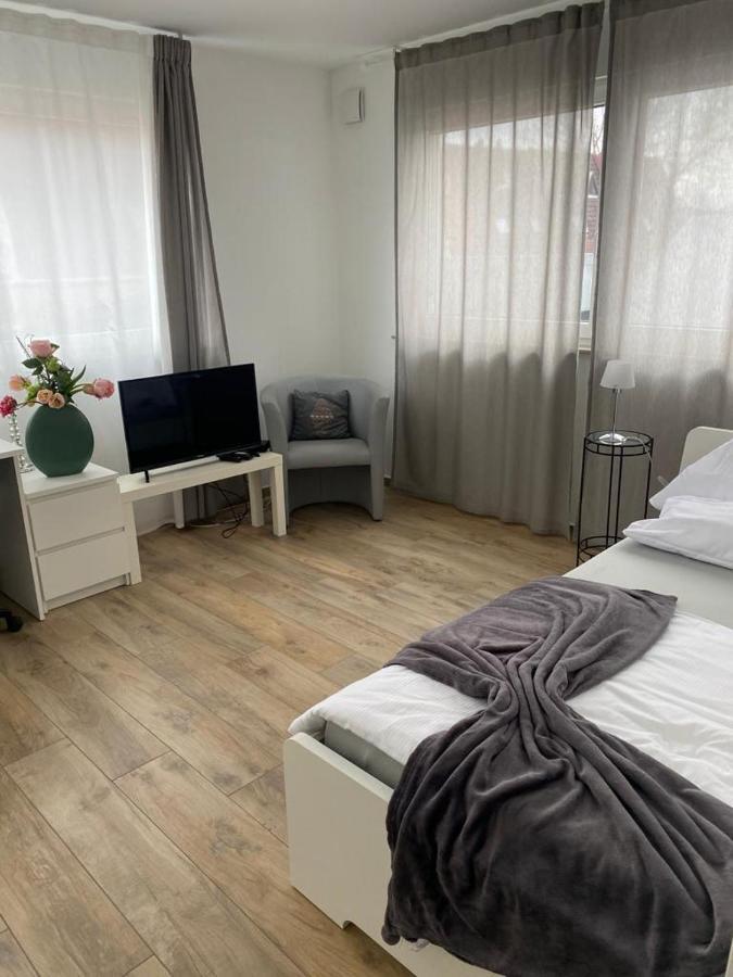 Ferienwohnungen Lamisto Am Waldesrand Neckartenzlingen Eksteriør billede